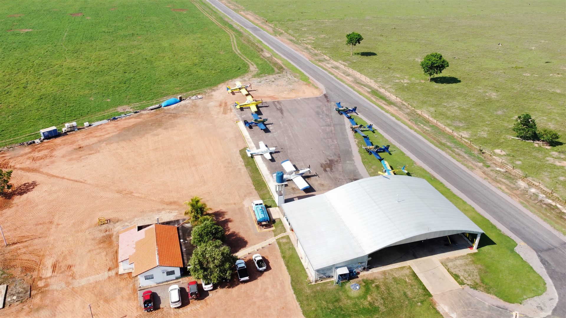 Base e hangar da Jusarah Agro Aérea vistos de cima
